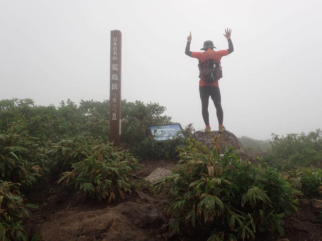 ひと夏での日本百名山全山日帰り登山15座目の荒島岳の山頂で記念写真