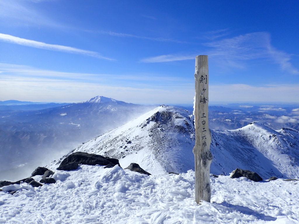 厳冬期の乗鞍岳剣ヶ峰の山頂標