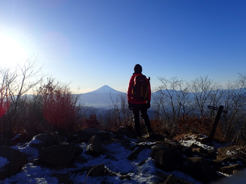 茅ヶ岳山頂で富士山をバックに記念撮影