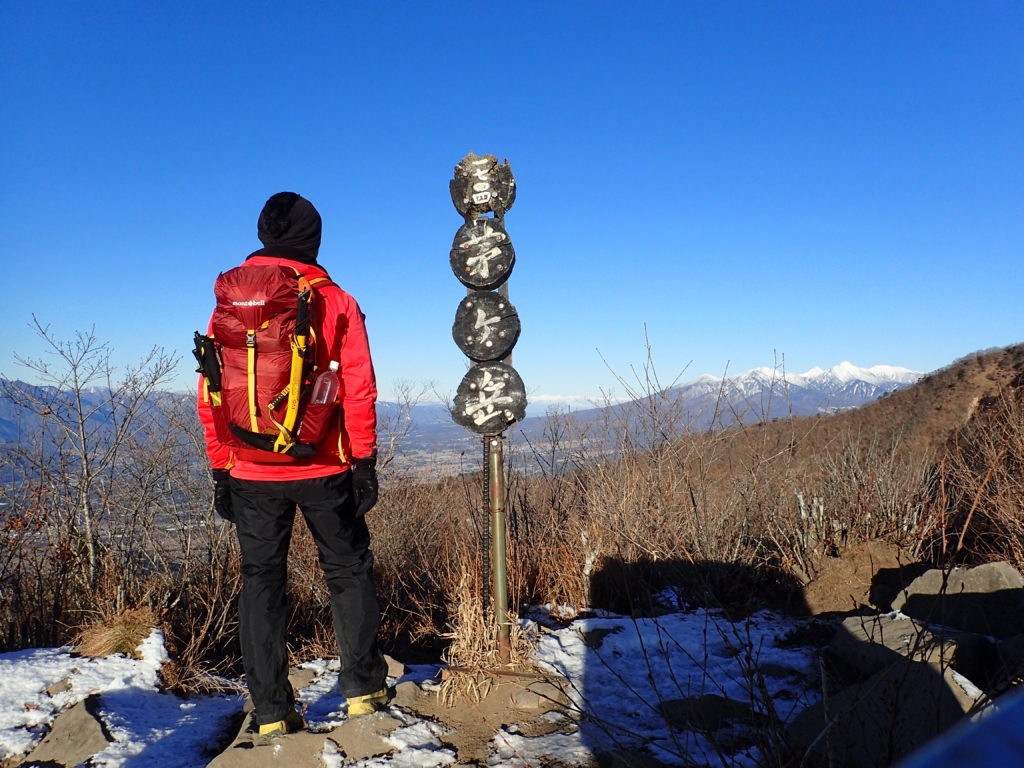 茅ヶ岳山頂標と記念撮影