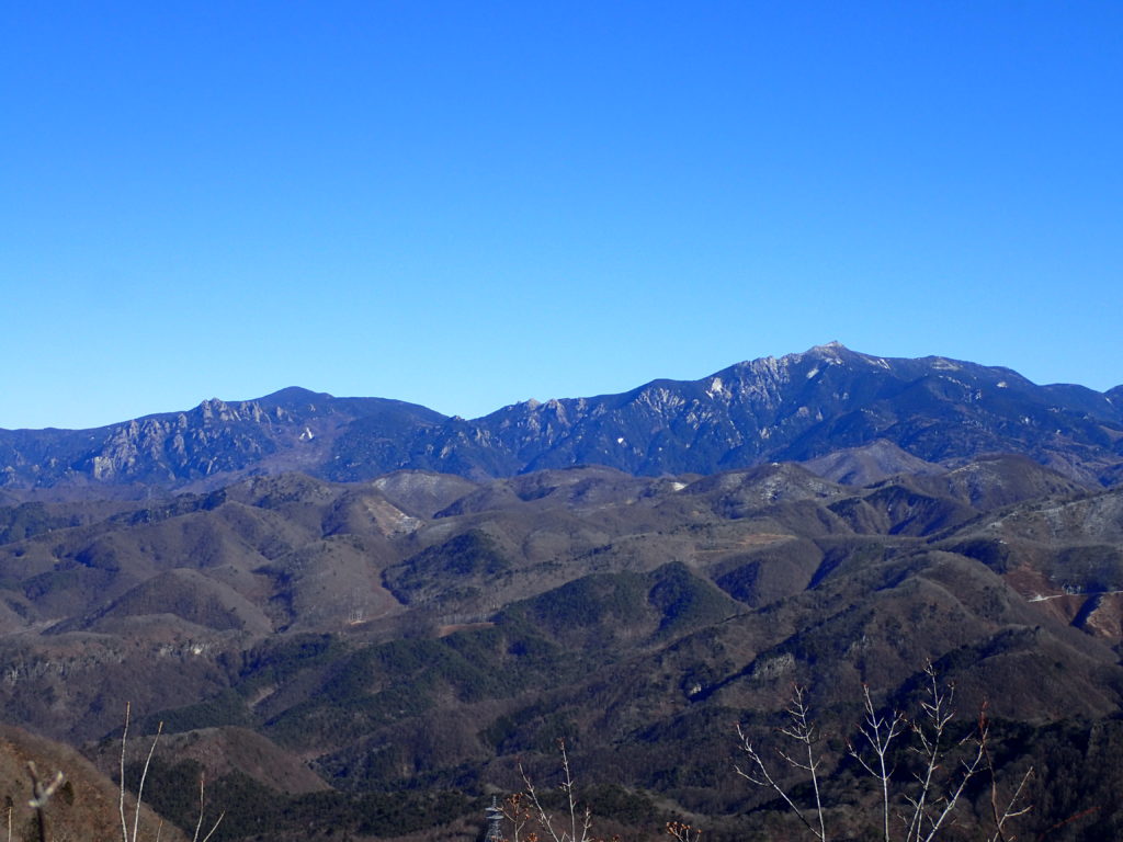 茅ヶ岳から見る瑞牆山と金峰山