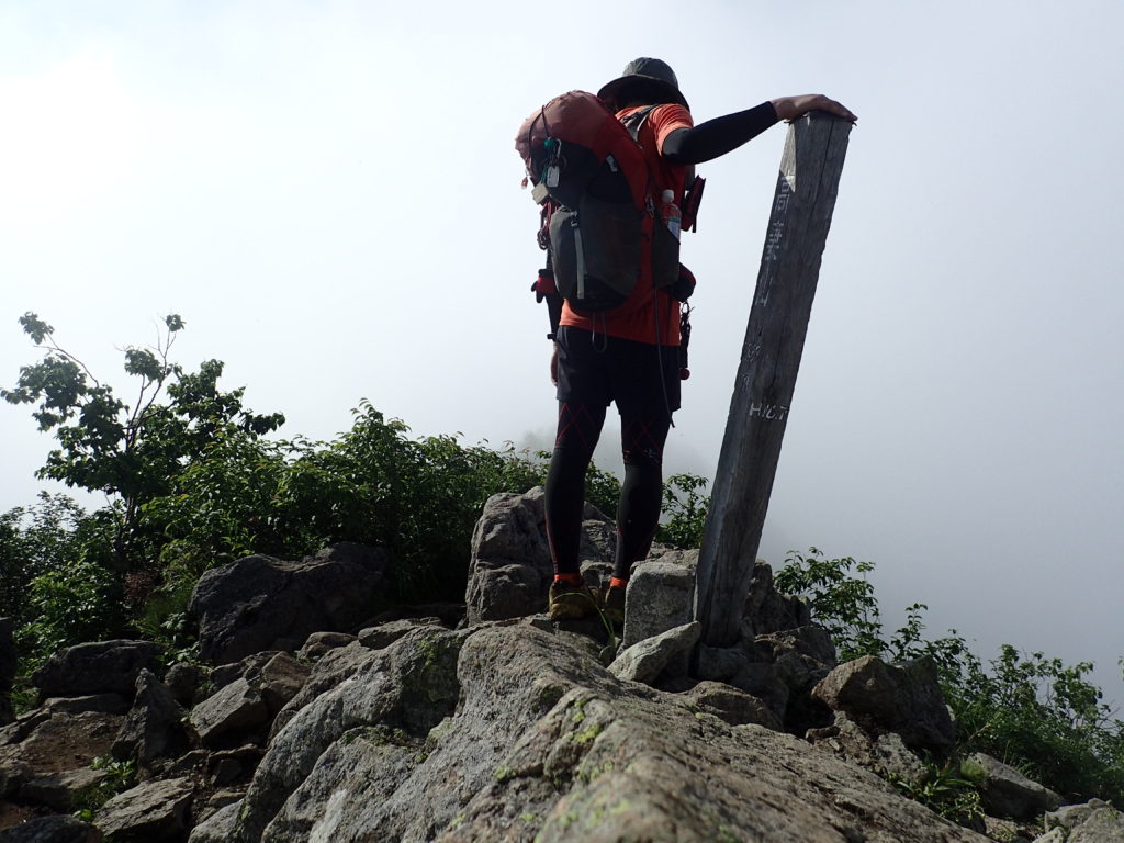 ひと夏での日本百名山全山日帰り登山41座目の高妻山の山頂で記念写真