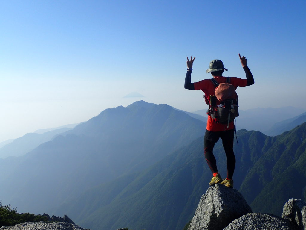 ひと夏での日本百名山全山日帰り登山31座目の甲斐駒ヶ岳山頂で記念写真