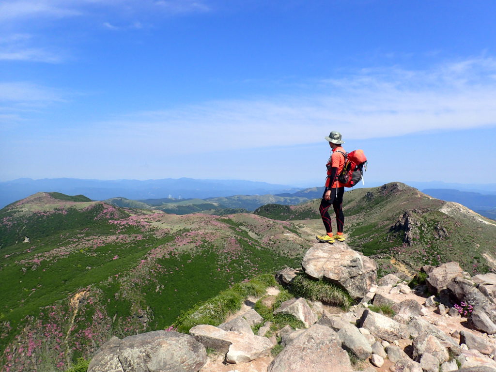 ひと夏での日本百名山全山日帰り登山8座目の九重山山頂での記念写真