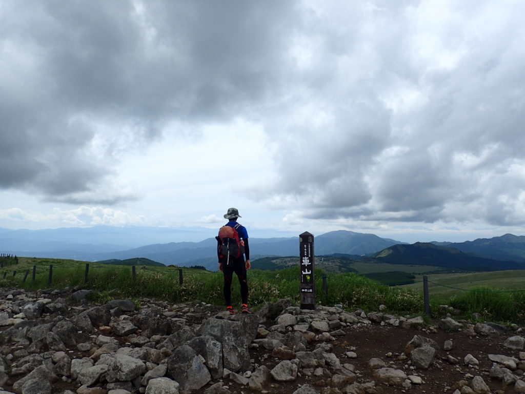 ひと夏での日本百名山全山日帰り登山20座目の霧ヶ峰(車山)山頂で記念写真