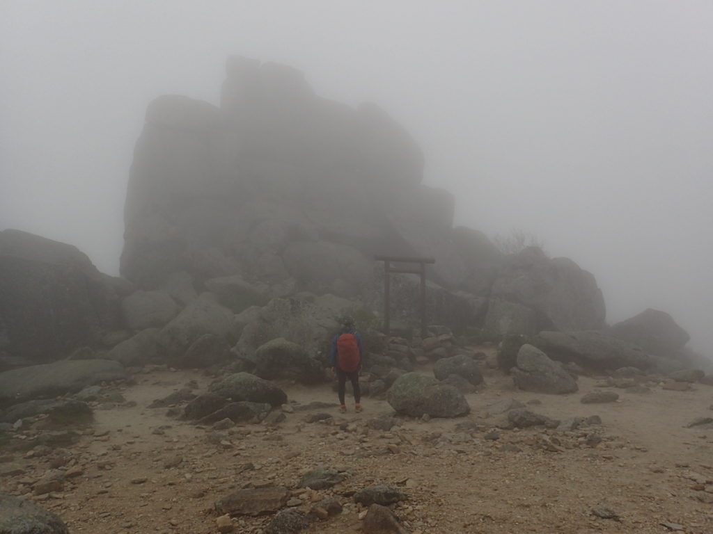 ひと夏での日本百名山全山日帰り登山27座目の金峰山山頂で五丈岩を背景に記念写真