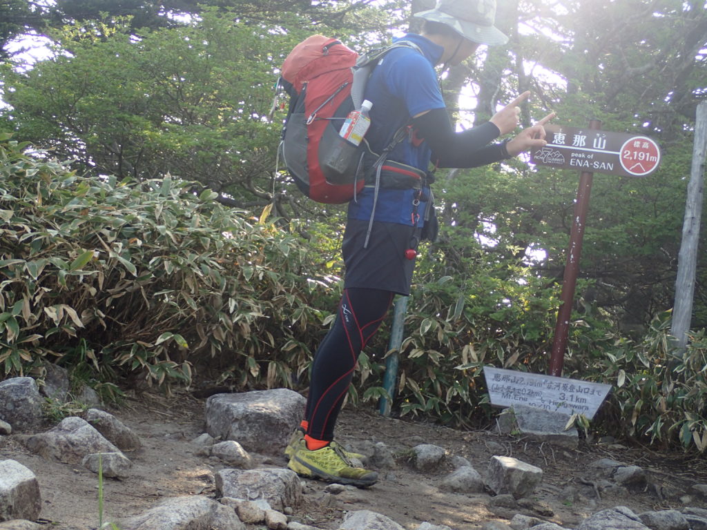 ひと夏での日本百名山全山日帰り登山16座目の恵那山の山頂で記念写真