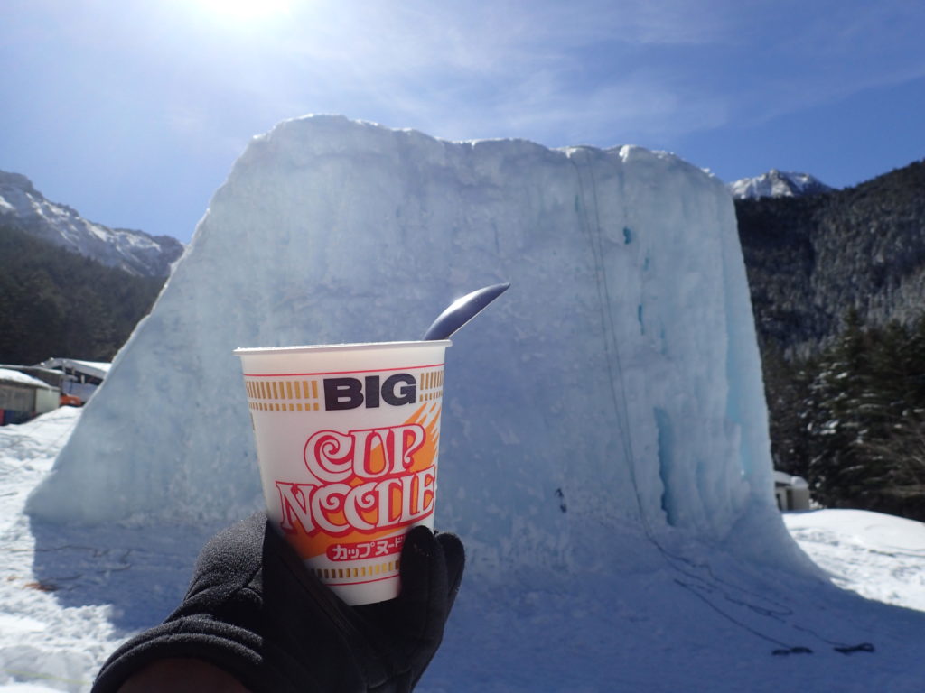 八ヶ岳の赤岳鉱泉でアイスキャンディーを眺めながらのカップラーメン