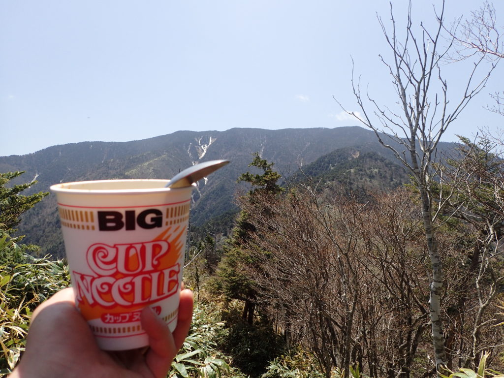 大判山から恵那山を眺めながらのカップラーメン
