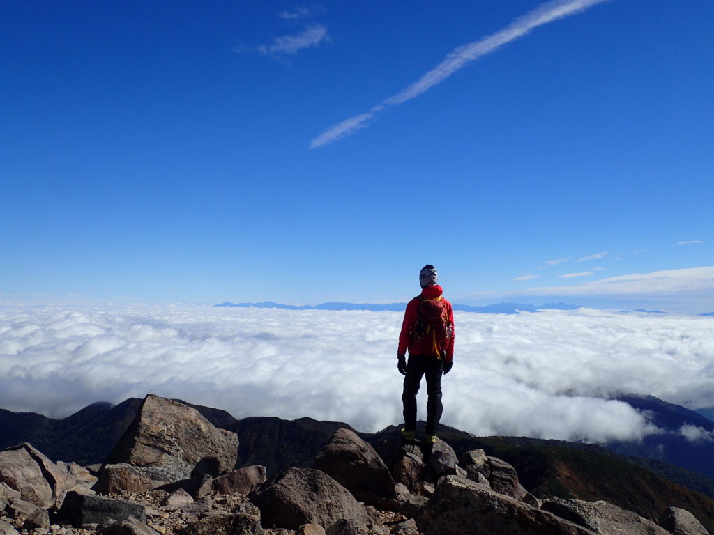 モンベルの登山用ザックであるバーサライトパックを背負って雲海の白山で記念撮影