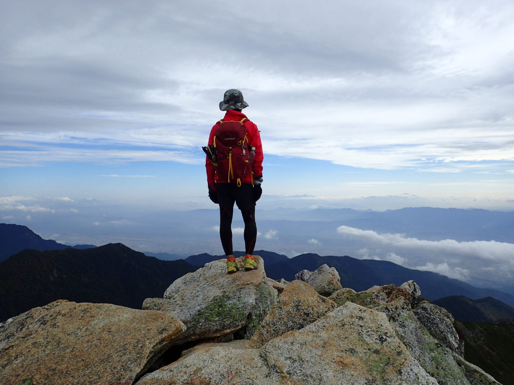 常念岳でモンベルの登山用ザックであるバーサライトパックを背負って記念撮影