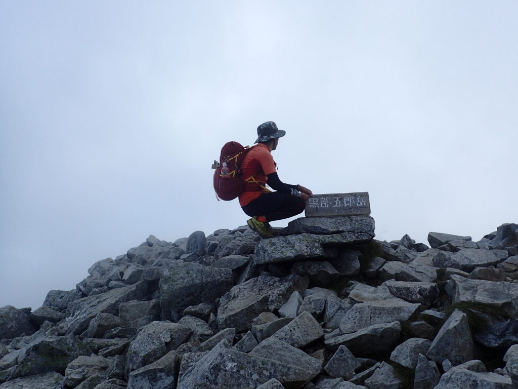 日本百名山である黒部五郎岳山頂でモンベルの登山用ザックであるバーサライトパックを背負って記念撮影