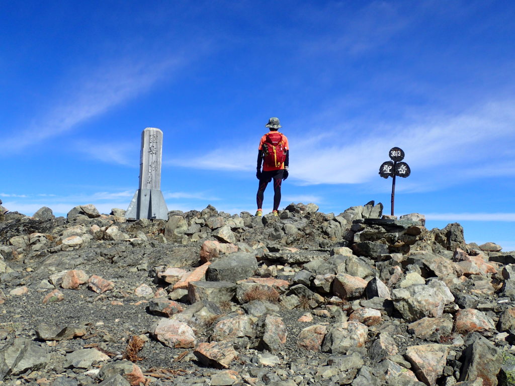 聖岳山頂でモンベルの登山用ザックであるバーサライトパックを背負って記念撮影