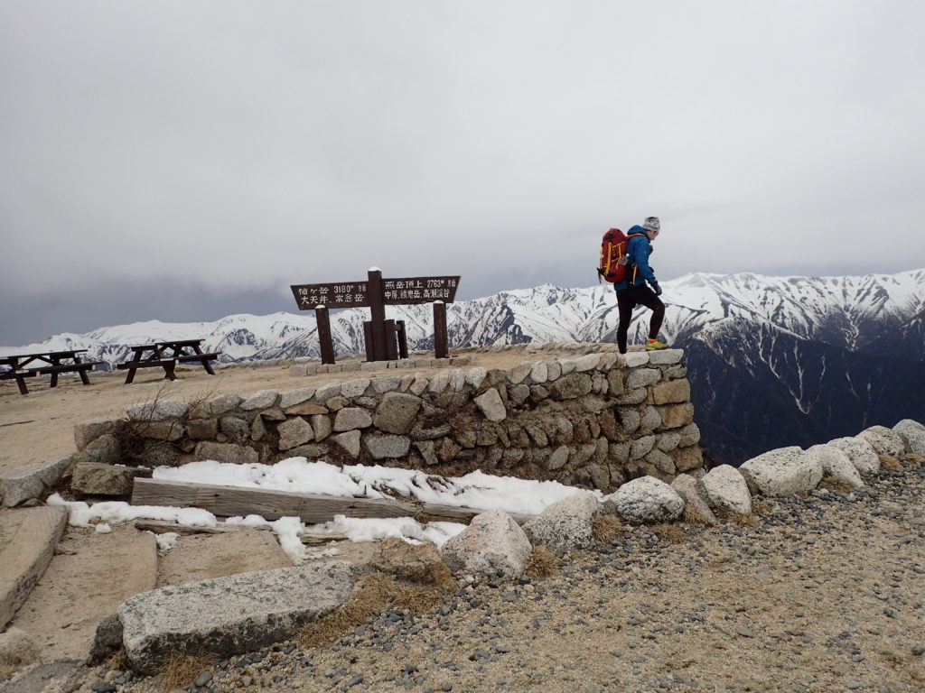 燕山荘の前での記念撮影の背中にモンベルの登山用ザックであるバーサライトパック