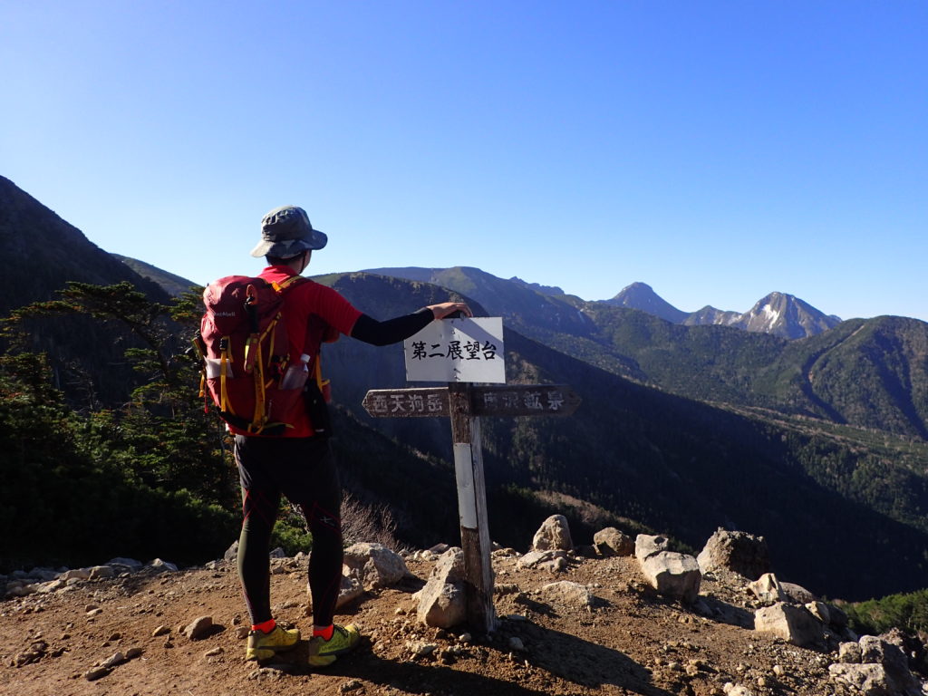 八ヶ岳の西天狗岳へと向かう第二展望台で赤岳を眺める背中にモンベルの登山用ザックであるバーサライトパック