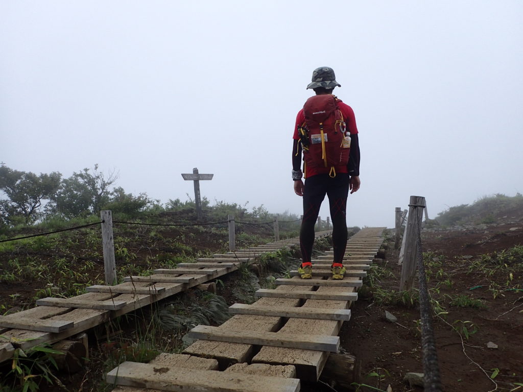 丹沢の大倉尾根でモンベルの登山用ザックであるバーサライトパックを背負って記念撮影