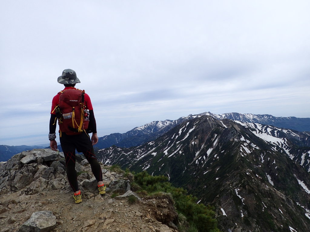 鹿島槍ヶ岳北峰でモンベルの登山用ザックであるバーサライトパックを背負って記念撮影