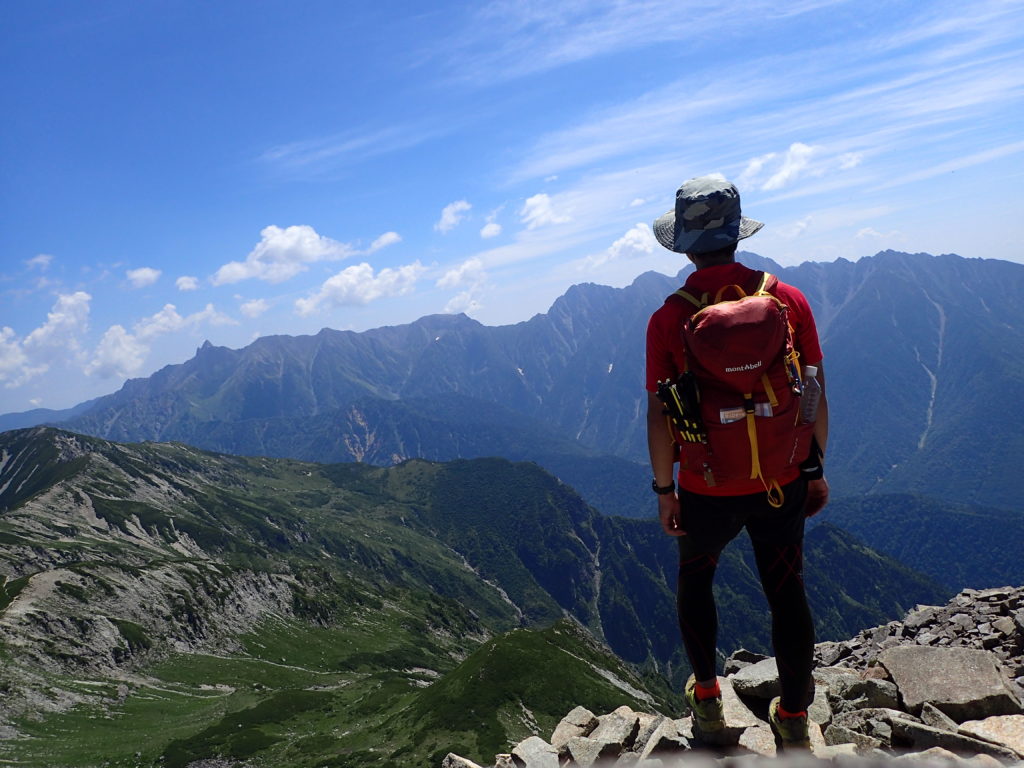 笠ヶ岳山頂でモンベルの登山用ザックであるバーサライトパックを背負って記念撮影