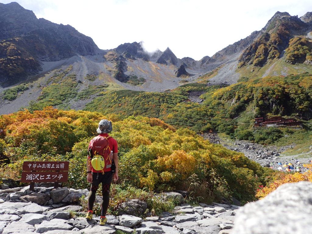 紅葉が色づき始めた涸沢でモンベルの登山用ザックであるバーサライトパックを背負って記念撮影。