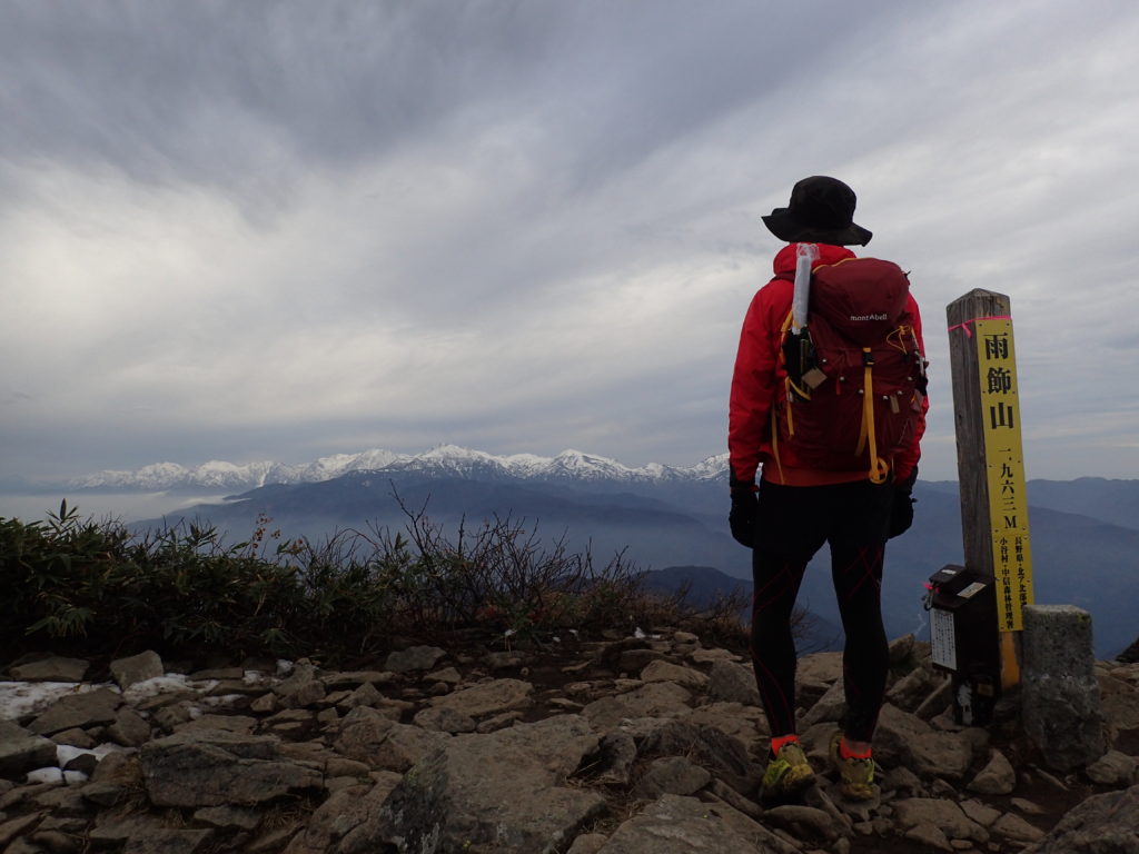 日本百名山完登の背中にモンベルの登山用ザックであるバーサライトパック