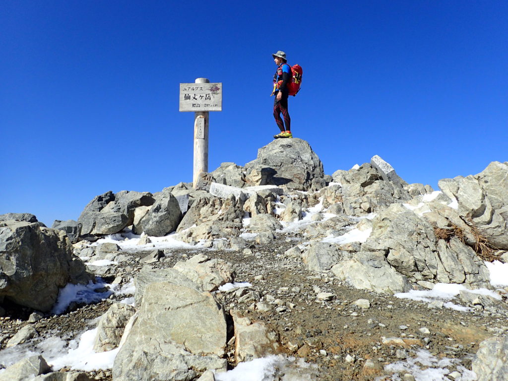 仙丈ヶ岳の山頂でモンベルの登山用ザックであるバーサライトパックを背負って記念撮影