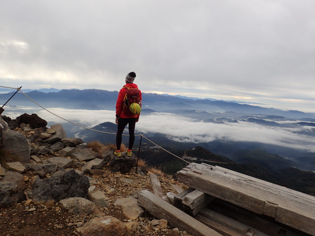 御嶽山でモンベルの登山用ザックであるバーサライトパックを背負って記念撮影