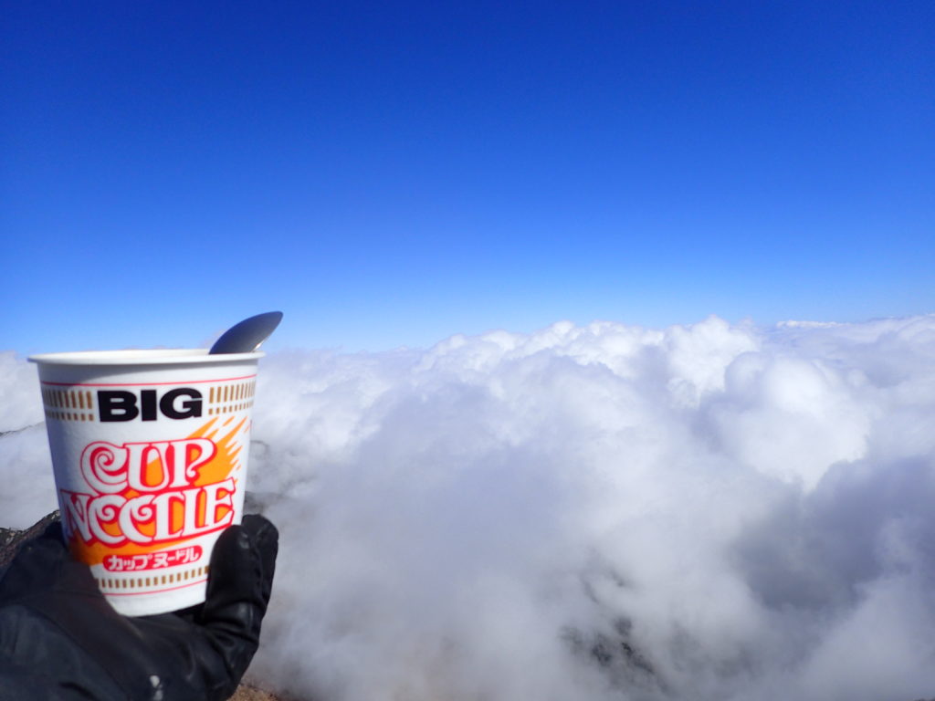 大天井岳山頂で雲の上のカップヌードル