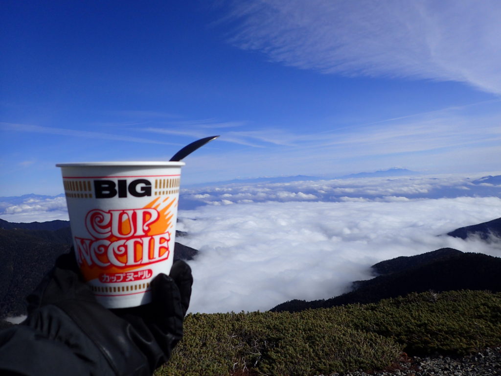 蝶ヶ岳ヒュッテテント場で雲海を眺めながら食べるカップラーメン