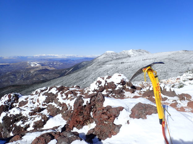 冬の北八ヶ岳茶臼山の山頂でグリベルのピッケルであるエアーテックエヴォリューションの記念撮影