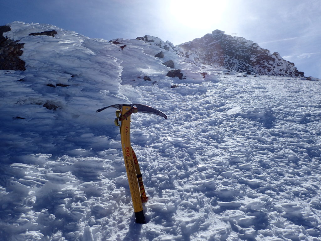 厳冬期の乗鞍岳稜線でグリベルのピッケルであるエアーテックエヴォリューションの記念撮影