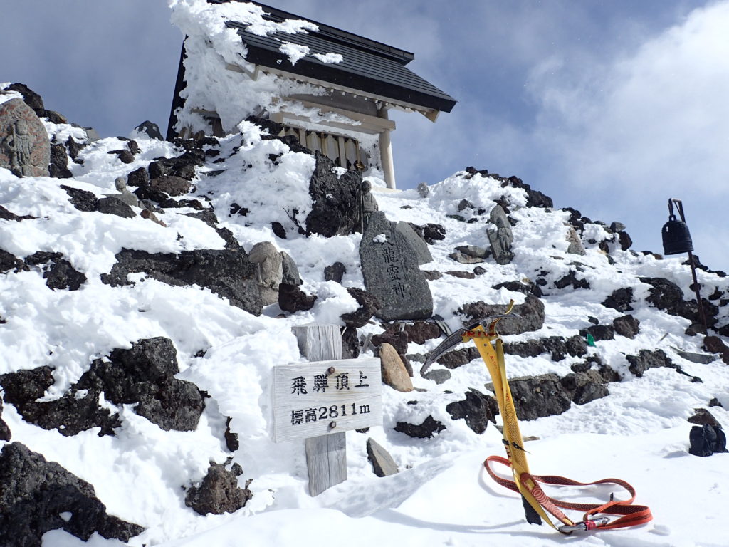 厳冬期の御嶽山飛騨山頂でグリベルのピッケルであるエアーテックエヴォリューションの記念撮影