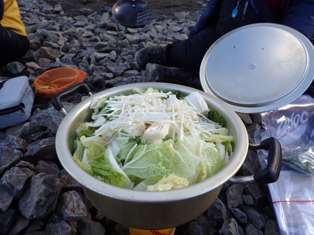 イワタニプリムスの登山用バーナーであるP153ウルトラバーナーを使い、蝶ヶ岳ヒュッテのテント場で大鍋でキムチ鍋を調理