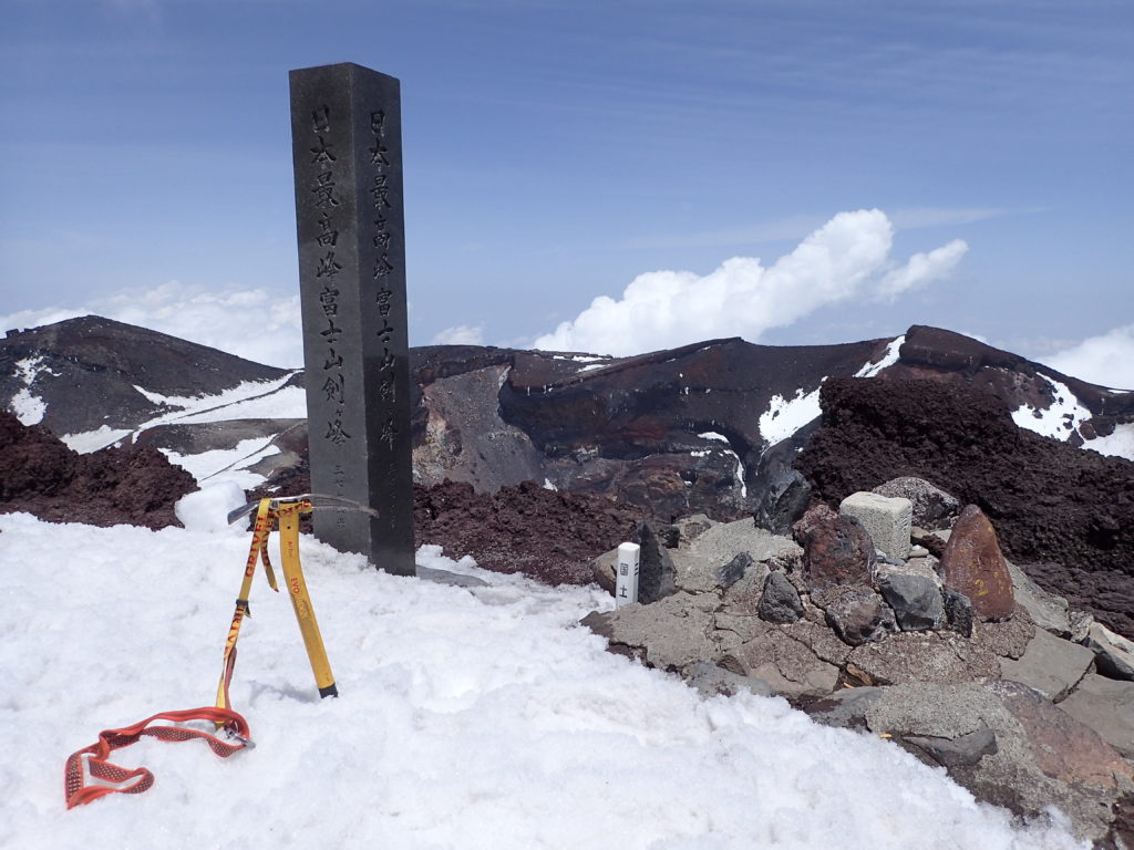 残雪の日本最高峰富士山剣ヶ峰登山でグリベルのピッケルであるエアーテックエヴォリューションの記念撮影