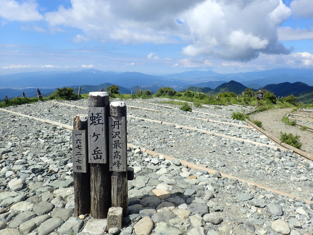 ひと夏での日本百名山全山日帰り登山で撮影した丹沢の蛭ヶ岳の山頂標