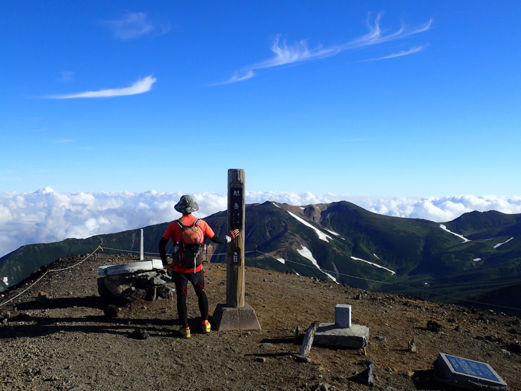 ひと夏での日本百名山全山日帰り登山55座目の大雪山(旭岳)の山頂での記念写真
