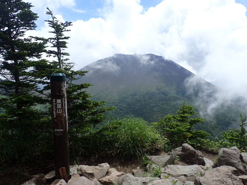 ひと夏での日本百名山全山日帰り登山で撮影した浅間山の黒斑山の山頂標