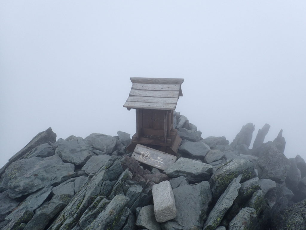 ひと夏での日本百名山全山日帰り登山で撮影した槍ヶ岳の山頂標と祠