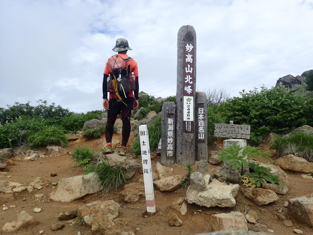 ひと夏での日本百名山全山日帰り登山43座目の妙高山の山頂での記念写真