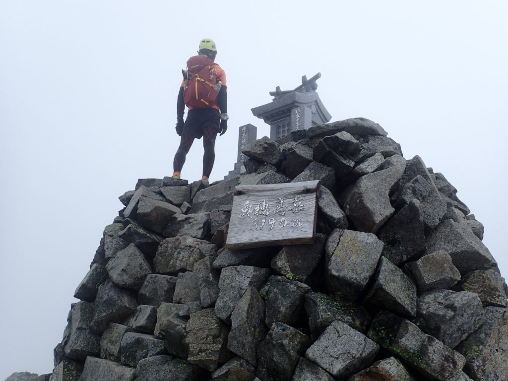 ひと夏での日本百名山全山日帰り登山89座目の穂高岳(奥穂高岳)の山頂での記念写真