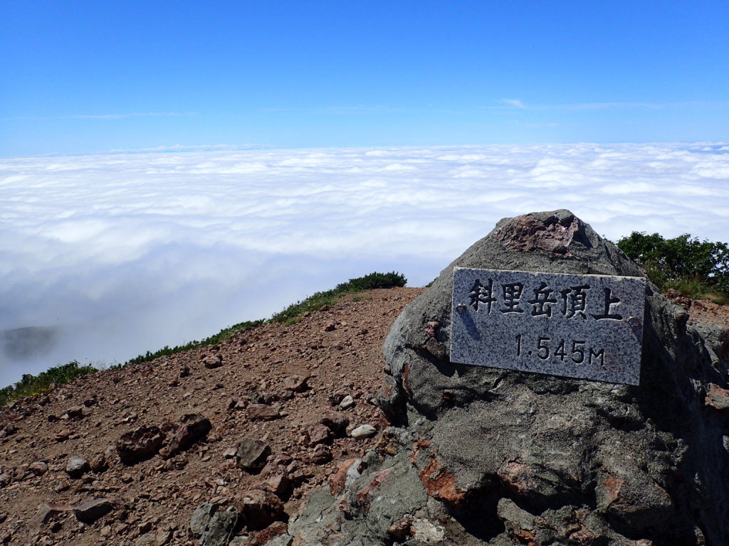 ひと夏での日本百名山全山日帰り登山で撮影した北海道の斜里岳の山頂標