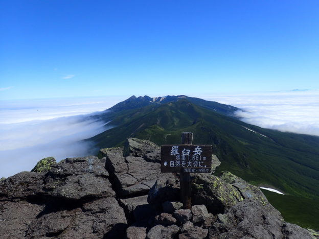 ひと夏での日本百名山全山日帰り登山で撮影した北海道の羅臼岳の山頂標