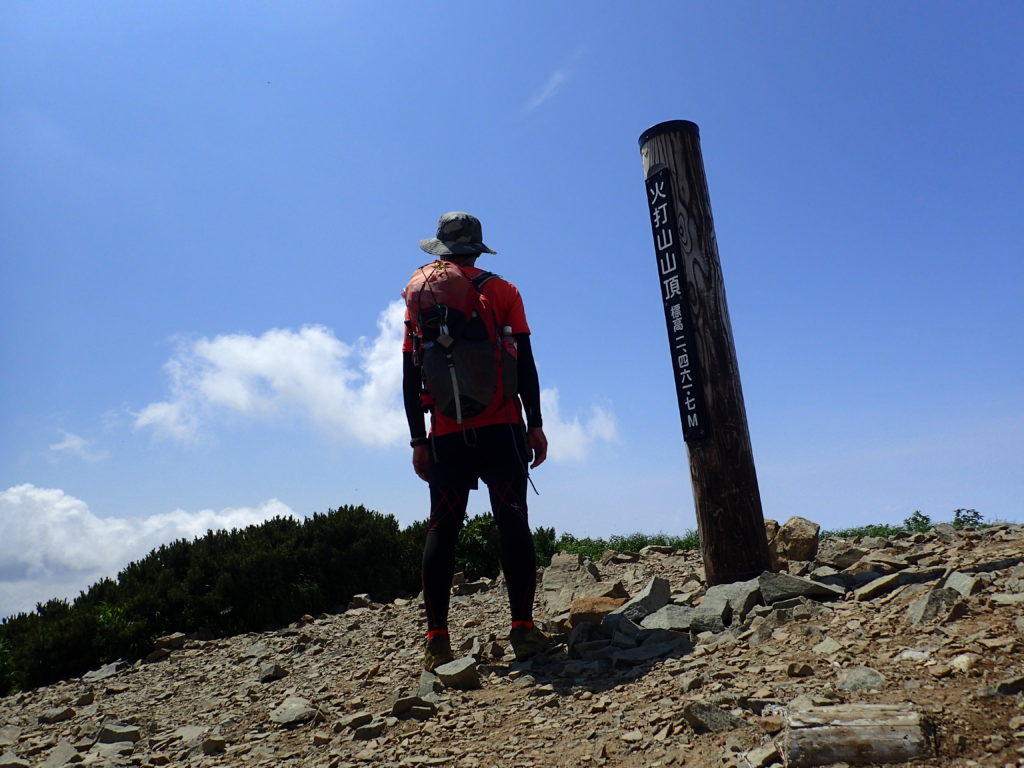 ひと夏での日本百名山全山日帰り登山42座目の火打山の山頂での記念写真