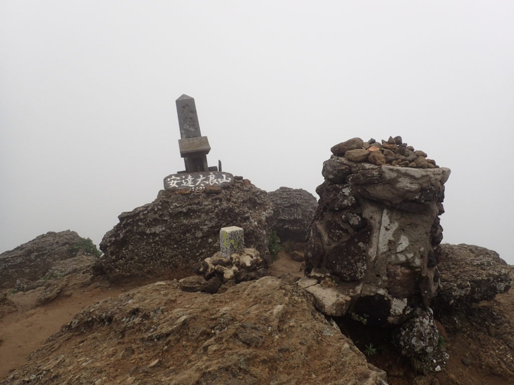 ひと夏での日本百名山全山日帰り登山で撮影した安達太良山の山頂標