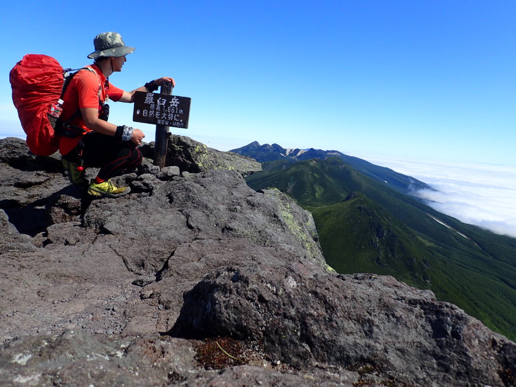 ひと夏での日本百名山全山日帰り登山60座目の羅臼岳の山頂での記念写真