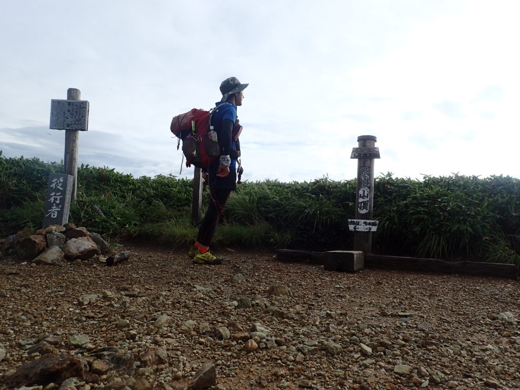 ひと夏での日本百名山全山日帰り登山71座目の巻機山の山頂での記念写真