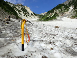 白馬大雪渓でグリベルのピッケルであるエアーテックエヴォリューションの記念撮影