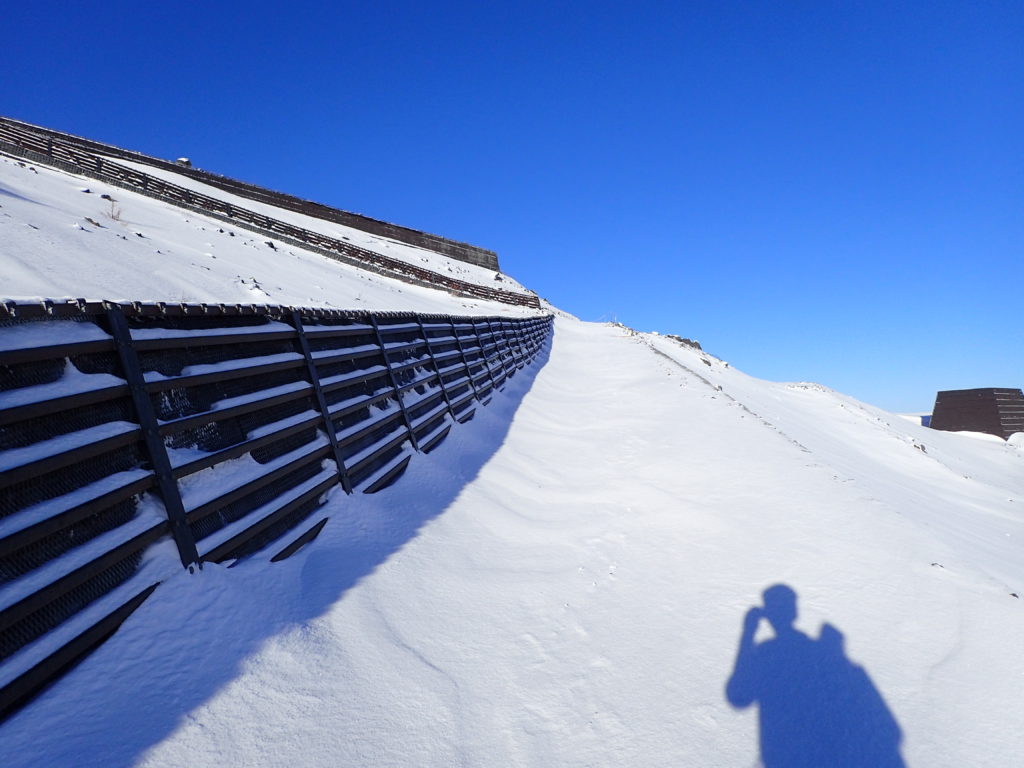 雪が積もった冬の富士山の登山道
