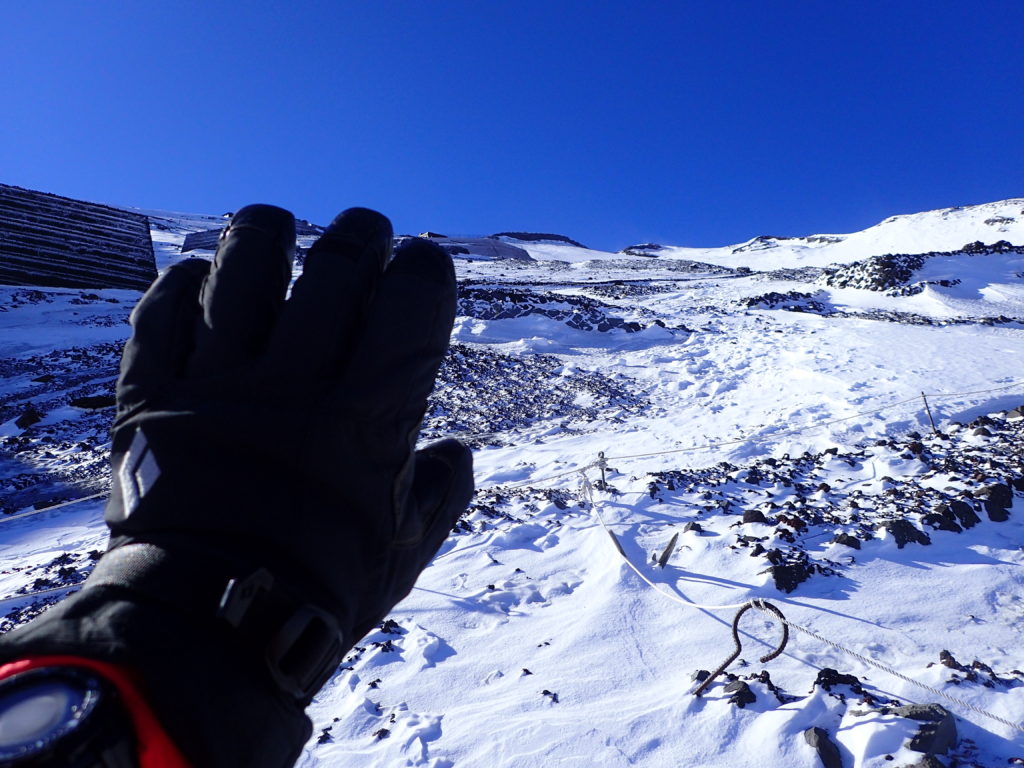 冬の富士山登山の8合目付近でブラックダイヤモンドの雪山登山用グローブであるソロイストの記念写真