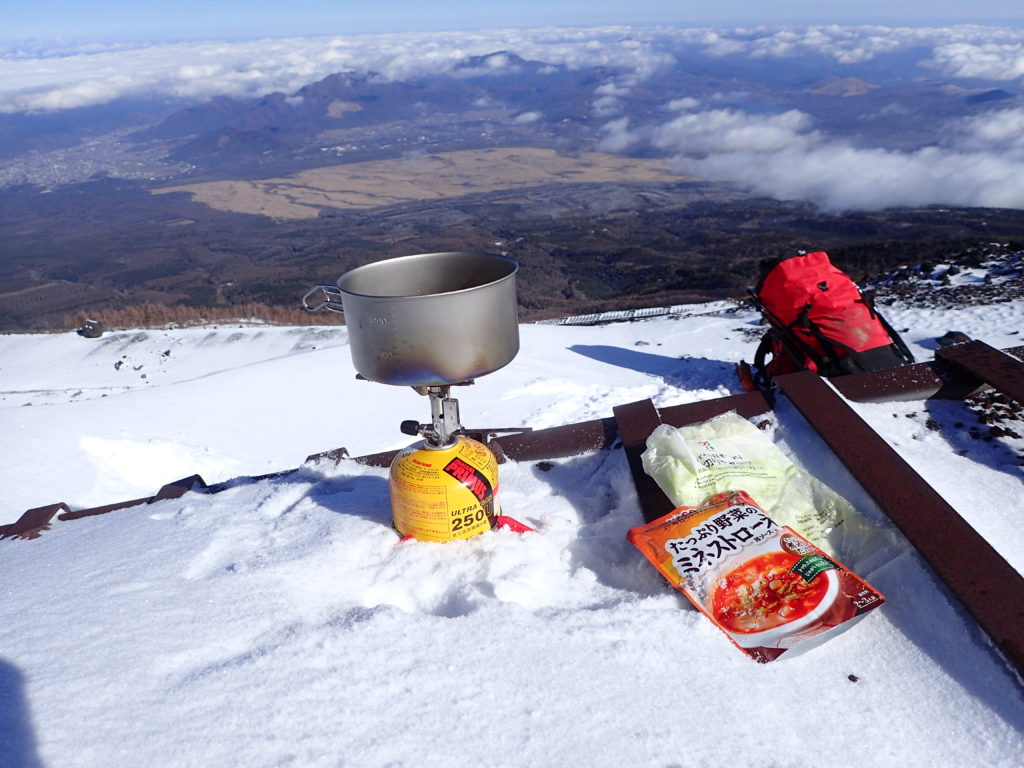 冬の富士山登山でイワタニプリムスの登山用バーナーであるp153ウルトラバーナーでミネストローネを調理