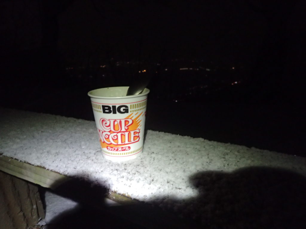 雪が降る夜の光城山山頂で食べたカップヌードル